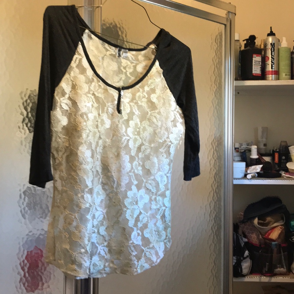 Quarter sleeve lace BKE blouse.